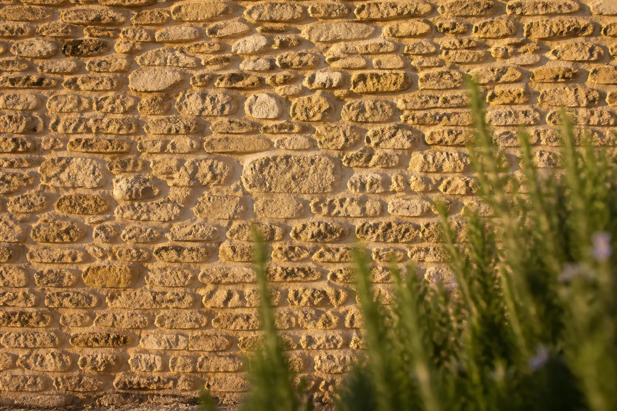 Rénover un mur en pierre : rejointoiement, enduit, chaux
